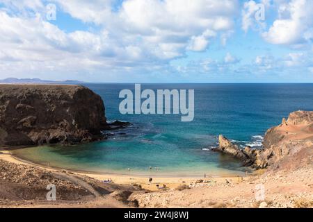 Vista panoramica della spiaggia di sabbia naturale di Papagayo su Lanzarote in un paesaggio vulcanico nel Parco Nazionale di Los Ajaches. Playa Blanca, Lanzarote, Spai Foto Stock