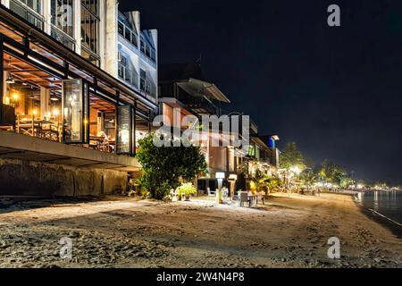 Ristoranti sulla spiaggia di notte, Fishermans Village, Bo Phut, Ko Samui, Thailandia Foto Stock