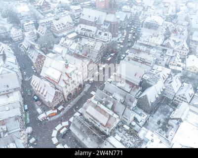 Vista aerea di una città innevata con tetti e strade innevate, Foresta Nera, Calw, Germania Foto Stock