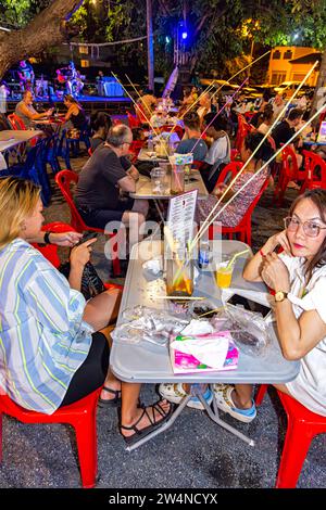 I turisti bevono al bar all'aperto, Fishermans Village, Bo Phut, Ko Samui, Thailandia Foto Stock