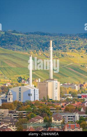 Edificio industriale con alti camini sullo sfondo urbano e cielo limpido, Stoccarda, Germania Foto Stock