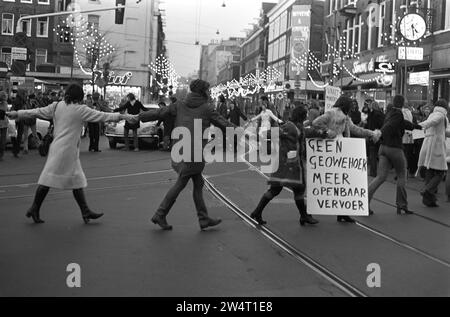 I manifestanti olandesi occuparono l'incrocio ad Albert Cuypstraat ad Amsterdam, CA. 15 dicembre 1972 Foto Stock