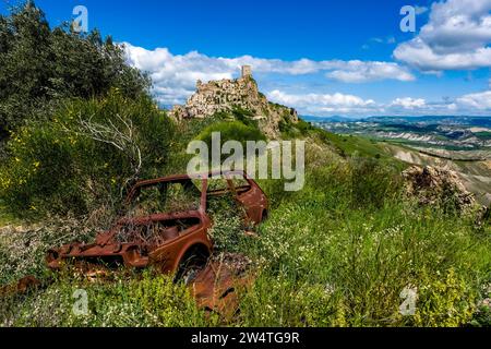 Craco, città fantasma abbandonata alla fine del XX secolo dopo una frana, situata su una collina nel paesaggio agricolo di Basilika Foto Stock
