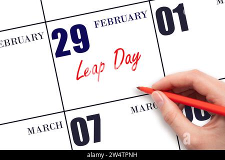 Febbraio 29. Scrivere a mano il testo Leap Day nella data del calendario. Segnatevi la data. Vacanze. Concetto di giorno dell'anno. Foto Stock