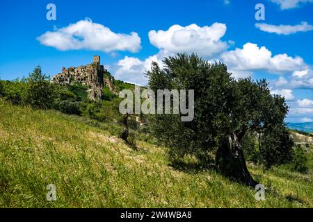 Craco, città fantasma abbandonata alla fine del XX secolo dopo una frana, situata su una collina nel paesaggio agricolo di Basilika Foto Stock