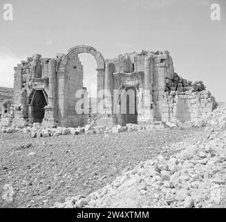 Arco trionfale sul lato sud di Jerash CA. 1950-1955 Foto Stock