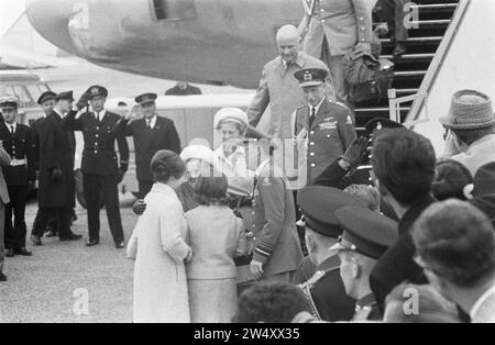 Arrivo della coppia reale olandese a Schiphol, saluto ca. 20 aprile 1964 Foto Stock