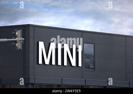 Ulm, Germania - 16 settembre 2023: Vista esterna della concessionaria Mini Cooper in Germania. Foto Stock