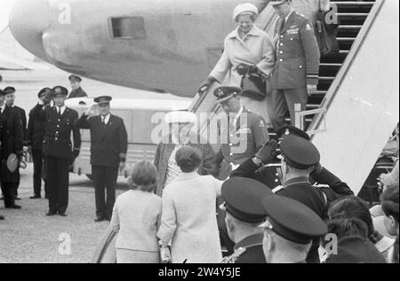 Arrivo della coppia reale olandese a Schiphol ca. 20 aprile 1964 Foto Stock