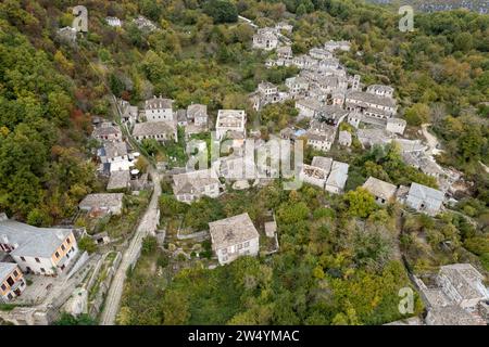 Drone scenario del tradizionale villaggio di Dilofo nella regione centrale di Zagori, Epiro, nell'unità regionale di Ioannina in Grecia. Foto Stock