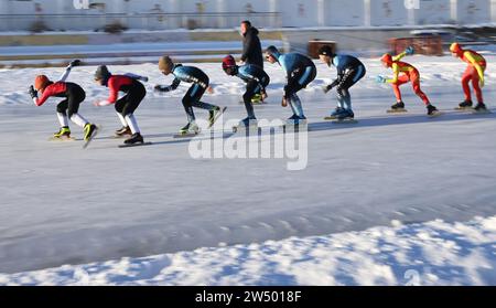 (231221) -- URUMQI, 21 dicembre 2023 (Xinhua) -- gli studenti della squadra di pattinaggio di velocità partecipano alla formazione presso la scuola media Shuixigou nella contea di Urumqi, regione autonoma Xinjiang Uygur della Cina nord-occidentale, 20 dicembre 2023. La scuola media Shuixigou, una scuola di nove anni nella contea di Urumqi nello Xinjiang, ha sviluppato la sua educazione agli sport invernali per più di 20 anni. Agli studenti vengono offerti corsi elementari di pattinaggio su ghiaccio ai loro gradi inferiori, dopo di che possono scegliere di prendere parte alla squadra di pattinaggio di velocità, alla squadra di hockey su ghiaccio o alla squadra di pattinaggio artistico in base alle circostanze individuali. Anni o Foto Stock