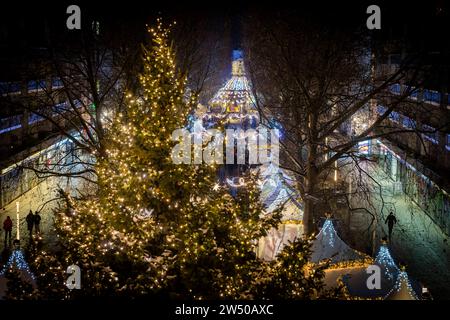 Augustusmarkt Weihnachtsmarkt auf der Hauptstrasse in der Dresdner Neustadt. Dresda Sachsen Deutschland *** mercato di Natale Augustusmarkt sulla strada principale di Dresda Neustadt Dresda Sassonia Germania Foto Stock