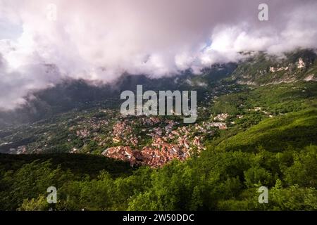 Veduta aerea di Maratea, una piccola cittadina circondata da profondi boschi alle pendici del Monte San Biagio. Foto Stock