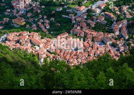 Veduta aerea di Maratea, una piccola cittadina circondata da profondi boschi alle pendici del Monte San Biagio. Foto Stock