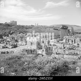 Panoramica della Tetrapylon meridionale a Jerash, California. 1950-1955 Foto Stock