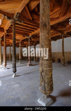 Khiva, Uzbekistan - 15 dicembre 2023: La moschea Juma situata nella città vecchia di Khiva, Uzbekistan. Foto Stock