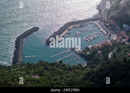 Veduta aerea di Porto di Maratea, del porto e del porticciolo della cittadina di Maratea alle pendici del Monte San Biagio. Foto Stock