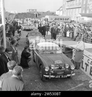 Il 16° Tulip Rally è iniziato a Noordwijk, numero 5 Horley CA. 21 aprile 1964 Foto Stock