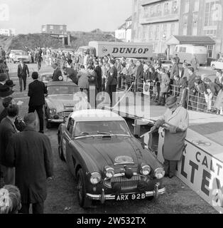 Il 16° Tulip Rally è iniziato a Noordwijk, nr.5 Horley CA. 21 aprile 1964 Foto Stock