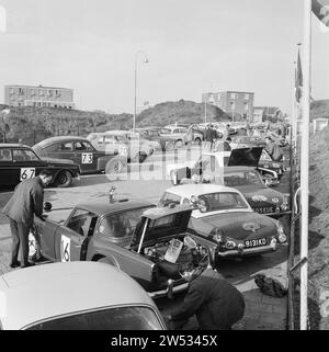 Il 16° Rally Tulip è iniziato a Noordwijk, panoramica ca. 21 aprile 1964 Foto Stock