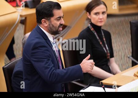 Edimburgo, Scozia, Regno Unito. 21 dicembre 2023. NELLA FOTO: Humza Yousaf MSP, primo ministro della Scozia e leader del Partito Nazionale scozzese (SNP). Sessione settimanale delle interrogazioni dei primi ministri e dell'ultima sessione prima della pausa natalizia. Credito: Colin D Fisher credito: Colin Fisher/Alamy Live News Foto Stock