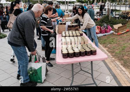 Raanana, Israele. 21 dicembre 2023. I volontari vendono prodotti agricoli dalle comunità di frontiera di Gaza in un mercato all'aperto ad hoc nella città centrale israeliana di Raanana a sostegno degli agricoltori sfollati dalle loro case dal 7 ottobre 2023. Gran parte del raccolto è fatto anche da volontari in uno sforzo in modo da salvare ciò che può essere salvato. Oltre 60.000 residenti delle comunità di frontiera di Gaza sono stati costretti a evacuare le loro case a seguito di un massiccio fuoco missilistico dalla Striscia di Gaza in Israele il 7 ottobre 2023, infiltrazione di uomini armati nel territorio israeliano, massacro di circa 1.400 donne civili e Foto Stock