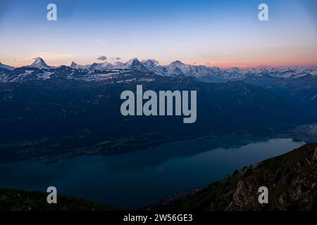 Lago di Thun con cime bernesi al mattino, Interlaken, Oberland Bernese, Svizzera Foto Stock