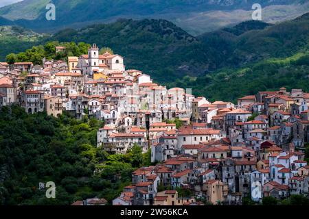 Il piccolo paese di Rivello con la chiesa di Santa Maria del Poggio è pittoresca collocata sulla cresta di un bosco collinare. Foto Stock