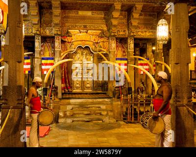 Tempio dei denti all'interno con il batterista Sri Dalada Maligawa, Kandy, Sri Lanka Foto Stock