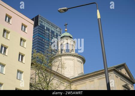 Torre della Chiesa di Ognissanti di fronte ad un grattacielo nel quartiere degli affari, plac Grzybowski, Varsavia, Voivodato Mazoviano, Polonia Foto Stock