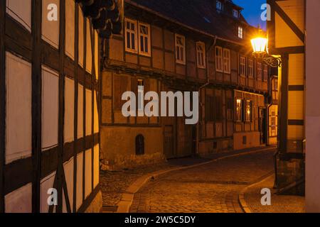 Vicolo nel centro storico di Quedlinburg, Bodetal, Harz, Sassonia-Anhalt, Germania, Quedlinburg, Sassonia-Anhalt, Germania Foto Stock