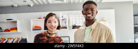 ritrarre imprenditori multietnici di successo sorridendo alla macchina fotografica nello studio di stampa tessile, banner Foto Stock