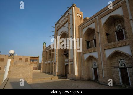 Khiva, Uzbekistan - 15 dicembre 2023: Madrasa di Amir Tura nel centro storico di Khiva, Uzbekistan. Foto Stock