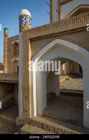 Khiva, Uzbekistan - 15 dicembre 2023: Madrasa di Amir Tura nel centro storico di Khiva, Uzbekistan. Foto Stock