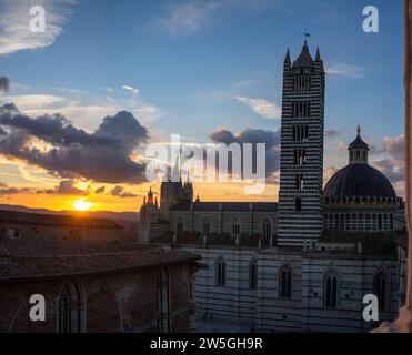 Sagoma del Duomo di Siena al tramonto Foto Stock