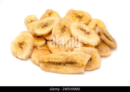 Patatine di banana tagliate a fette su sfondo bianco Foto Stock