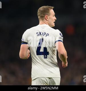 Londra, Regno Unito. 26 novembre 2023. 26 nov 2023 - Tottenham Hotspur / Aston Villa - Premier League - Stadio Tottenham Hotspur. Oliver Skipp del Tottenham in azione contro l'Aston Villa. Credito immagine: Mark Pain/Alamy Live News Foto Stock