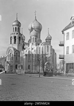 Vilnius. La Chiesa ortodossa russa di S.. Michael e St. Constantine. In primo piano un chiosco e una colonna pubblicitaria CA. 1934 Foto Stock