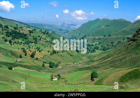 La Lunada (valle glaciale) vista da Portillo de la Lunada. Valle di Miera, Cantabria, Spagna. Foto Stock