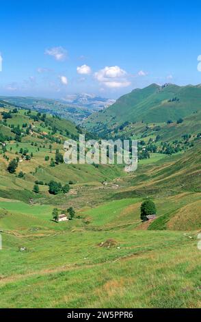 La Lunada (valle glaciale) vista da Portillo de la Lunada. Valle di Miera, Cantabria, Spagna. Foto Stock