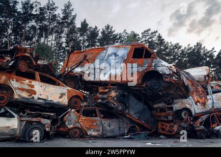 Distrutto e sparato su macchine nel parcheggio. Cimitero di veicoli a motore distrutti a Irpin, regione di Kiev, 2022. Foto Stock