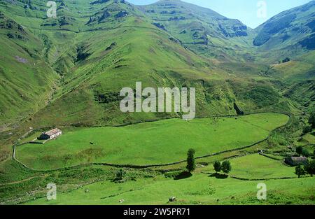 La Lunada (valle glaciale) vista da Portillo de la Lunada. Valle di Miera, Cantabria, Spagna. Foto Stock