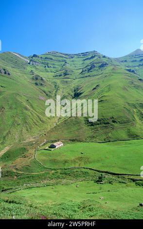 La Lunada (valle glaciale) vista da Portillo de la Lunada. Valle di Miera, Cantabria, Spagna. Foto Stock