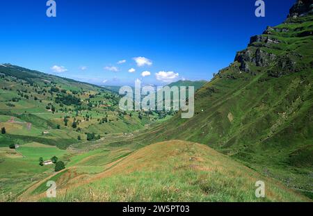 La Lunada (valle glaciale) vista da Portillo de la Lunada. Valle di Miera, Cantabria, Spagna. Foto Stock