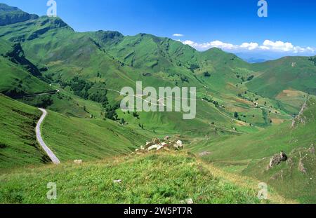 La Lunada (valle glaciale) vista da Portillo de la Lunada. Valle di Miera, Cantabria, Spagna. Foto Stock