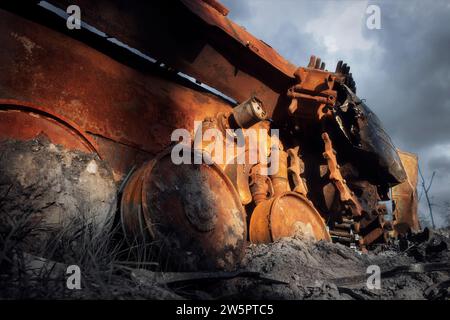 Il veicolo da combattimento di fanteria dell'esercito russo fu distrutto durante la battaglia nella regione di Kiev. Guerra in Ucraina. Vista angolare bassa. Foto Stock