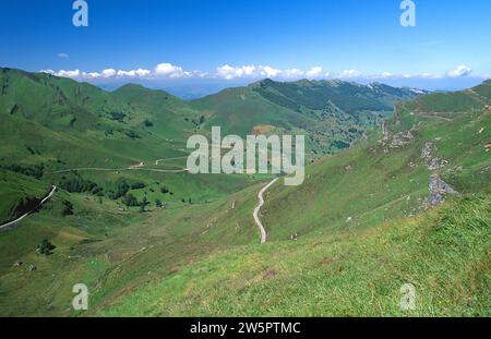 La Lunada (valle glaciale) vista da Portillo de la Lunada. Valle di Miera, Cantabria, Spagna. Foto Stock