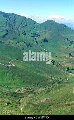 La Lunada (valle glaciale) vista da Portillo de la Lunada. Valle di Miera, Cantabria, Spagna. Foto Stock