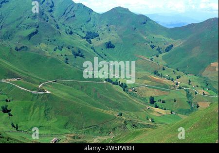 La Lunada (valle glaciale) vista da Portillo de la Lunada. Valle di Miera, Cantabria, Spagna. Foto Stock