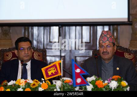 Kathmandu, Nepal. 21 dicembre 2023. Il 21 dicembre 2023, a Kathmandu, Nepal. Il ministro degli Esteri del Nepal, Narayan Prakash Saud (NP Saud/R), e il suo omologo dello Sri Lanka, Mohamed Uvais Mohamed Ali Sabry (M.UM. Ali Sabry/L), informa il personale dei media dopo aver presieduto una prima riunione congiunta della commissione durante una visita nella nazione himalayana. (Foto di Abhishek Maharjan/Sipa USA) credito: SIPA USA/Alamy Live News Foto Stock